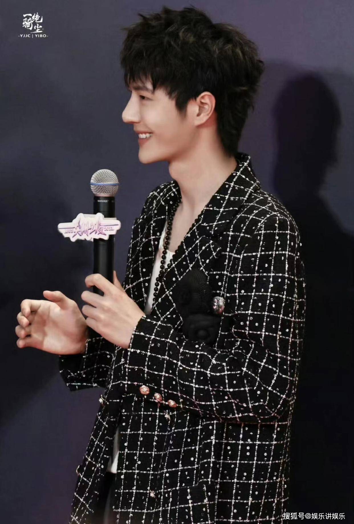 王一博与以往参加活动时搭配的造型,取自不同的品牌,单纯穿着香奈儿