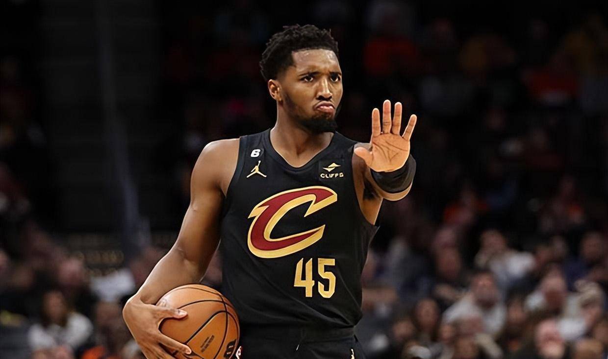 詹姆斯22 6 6,米切尔22 5,湖人三奇兵爆发,西部第7易主_特鲁姆普_浓眉