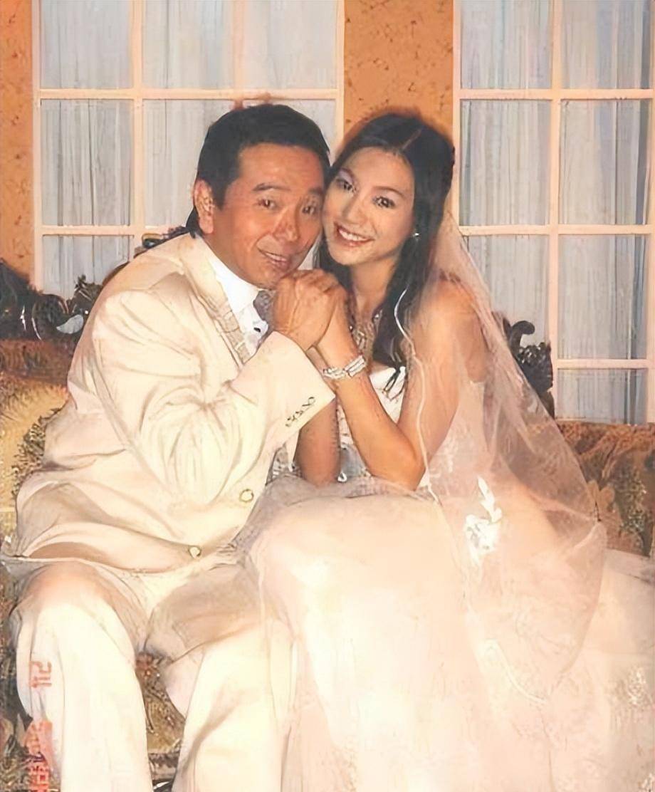 隐婚30年零绯闻,长期吃剩饭菜,一件衣服穿35年,却因直播被骂哭_张晨光