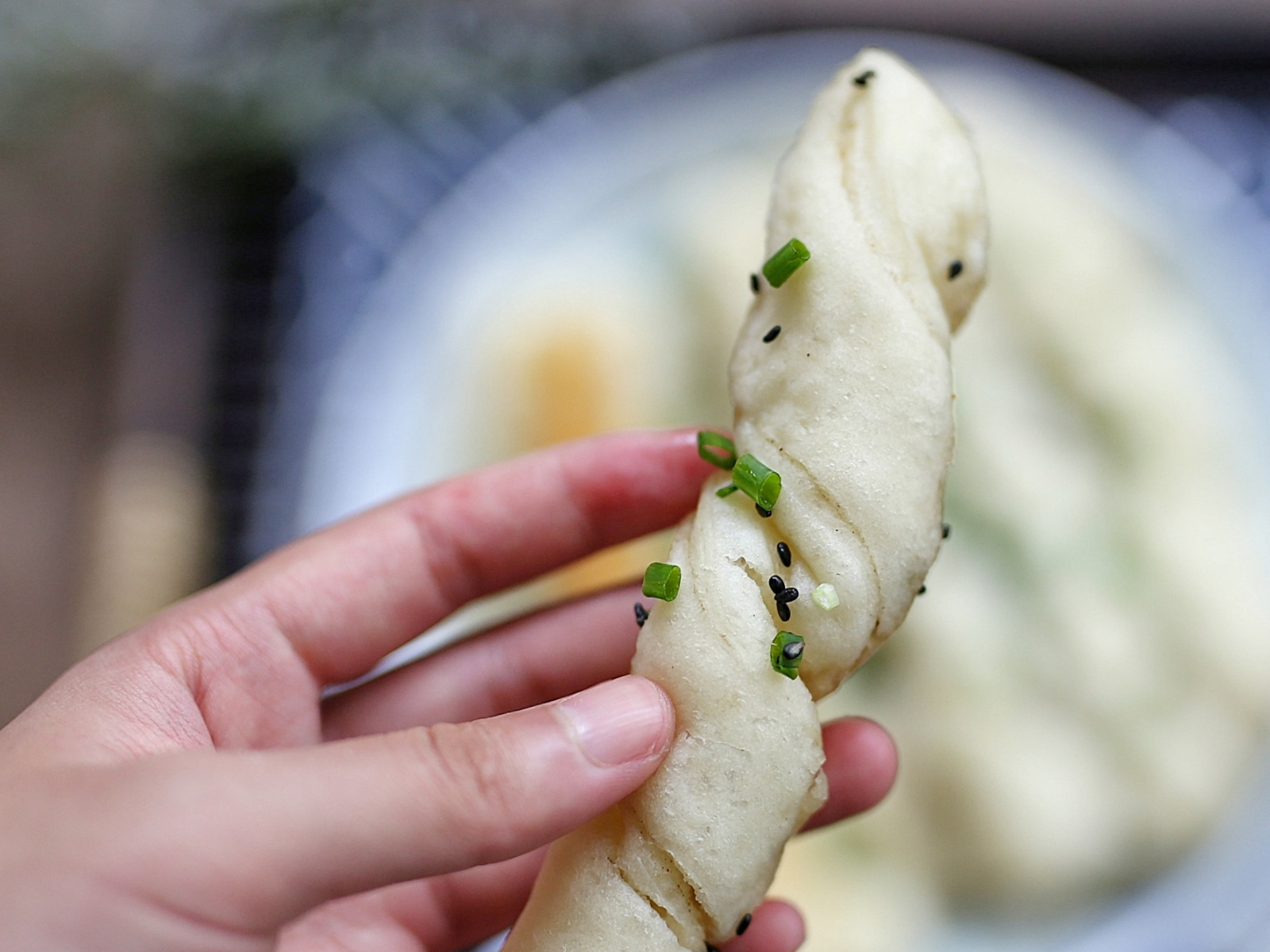 女生手拿包子照片图片