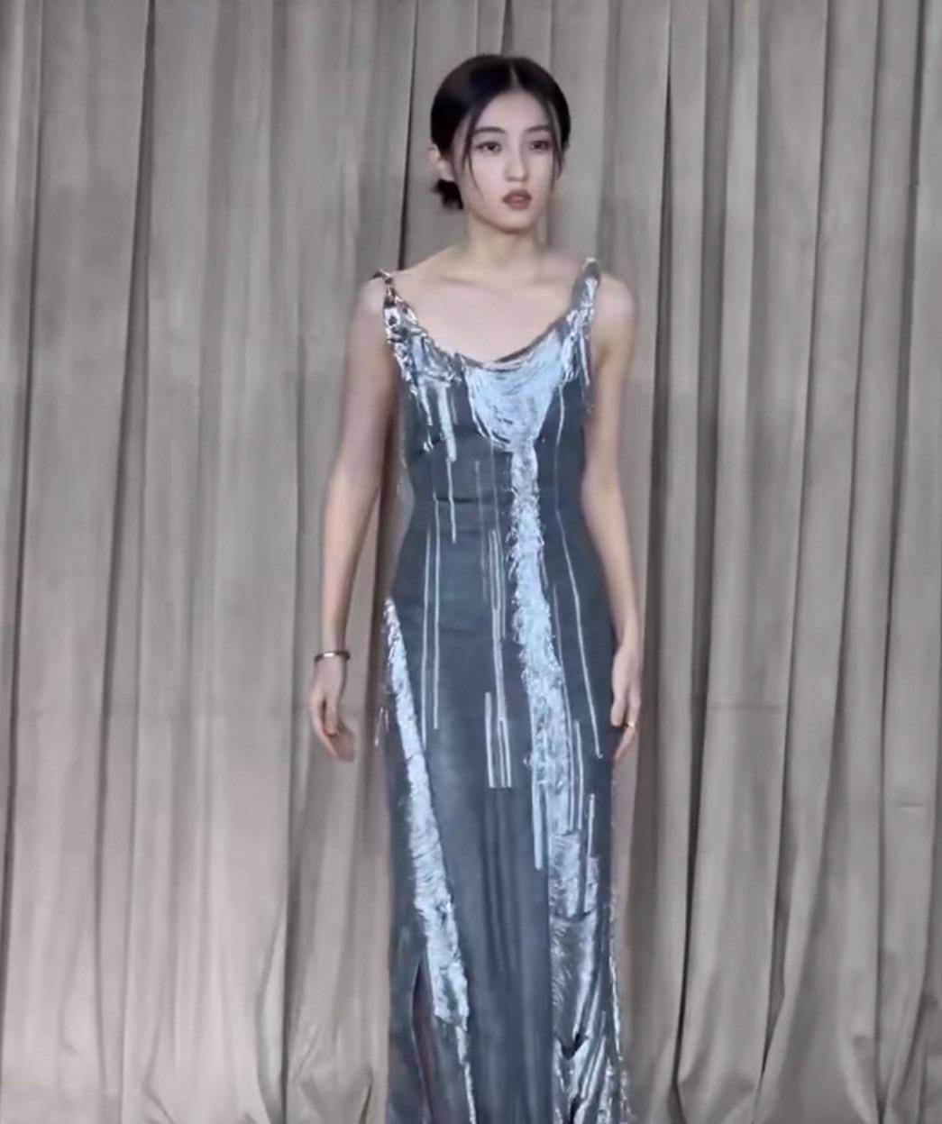 有种尴尬叫周冬雨张子枫玩性感,露了个寂寞,小孩别偷穿大人衣服_身材