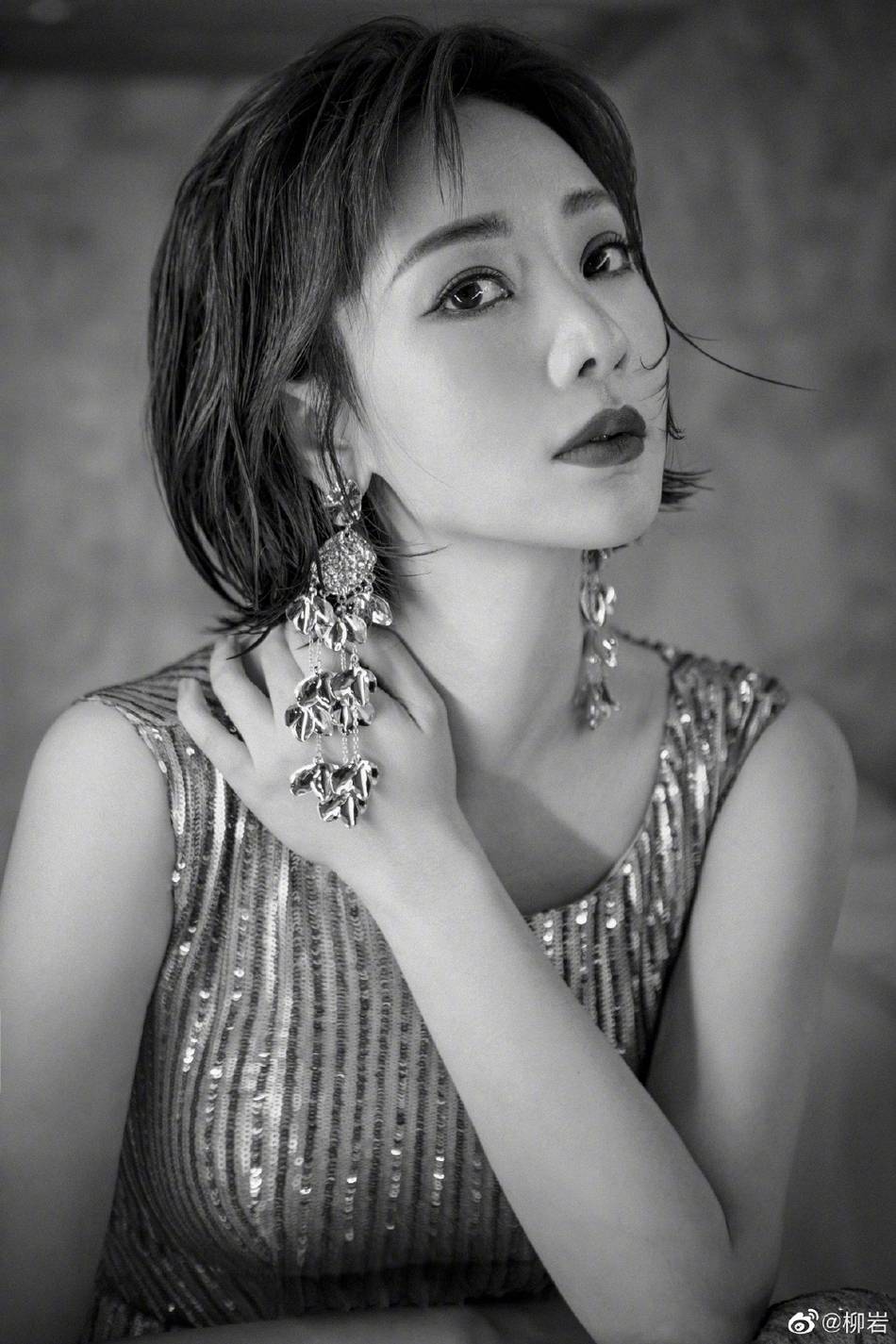 柳岩穿亮片裙身姿迷人 短发配红唇时尚妩媚_大片_金色_身材