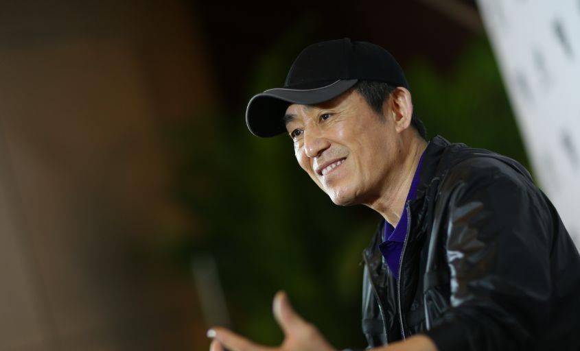 73岁张艺谋在巴黎被偶遇,陪女儿去成人舞会,牙齿发黑吃带血牛扒_中国