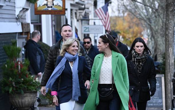 拜登当街喝奶茶真不服老,夫人和千金好美_吉尔_造型_家人