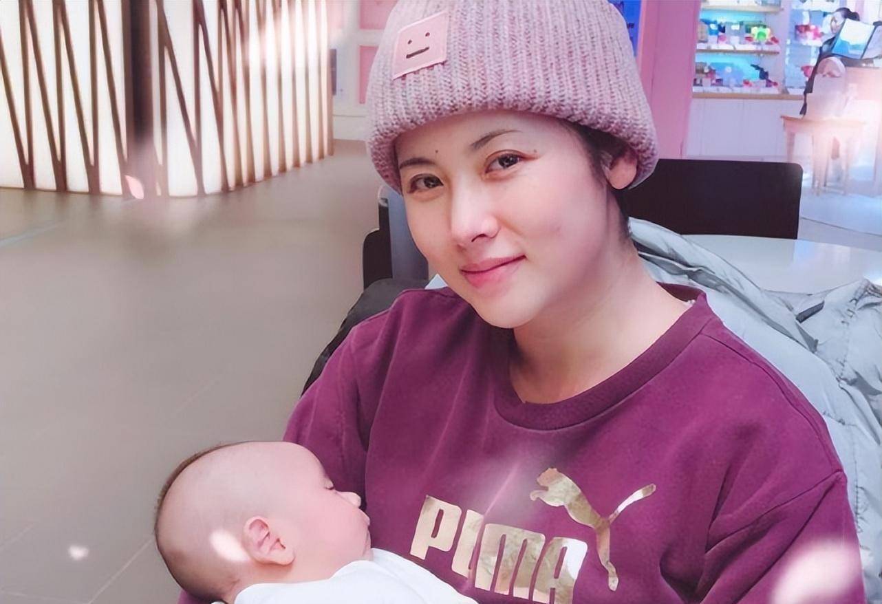 演员杨明娜:22岁走红,41岁结婚生子,44岁和前夫田亮对簿公堂_工作量