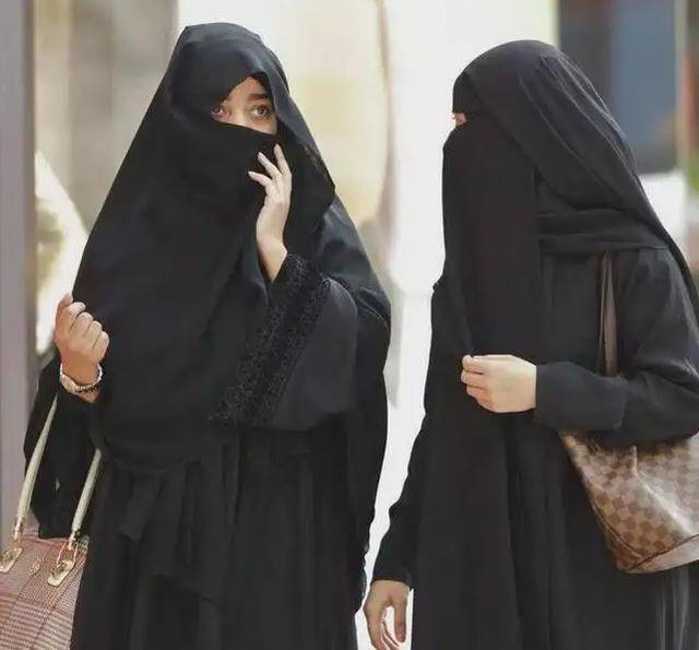 1977年,高贵的沙特公主,被家族成员公开处以石刑,她做错了什么_米莎