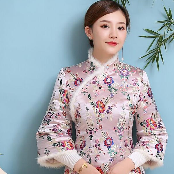 粉紫色的旗袍上衣,不是小女生喜欢的纯粉色,也不是难以驾驭的艳紫色