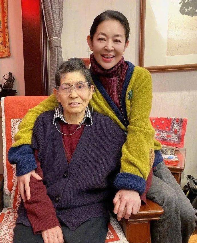 倪萍:久病床前尽孝心,把生病老母亲从青岛接到北京家中进行照料_家乡