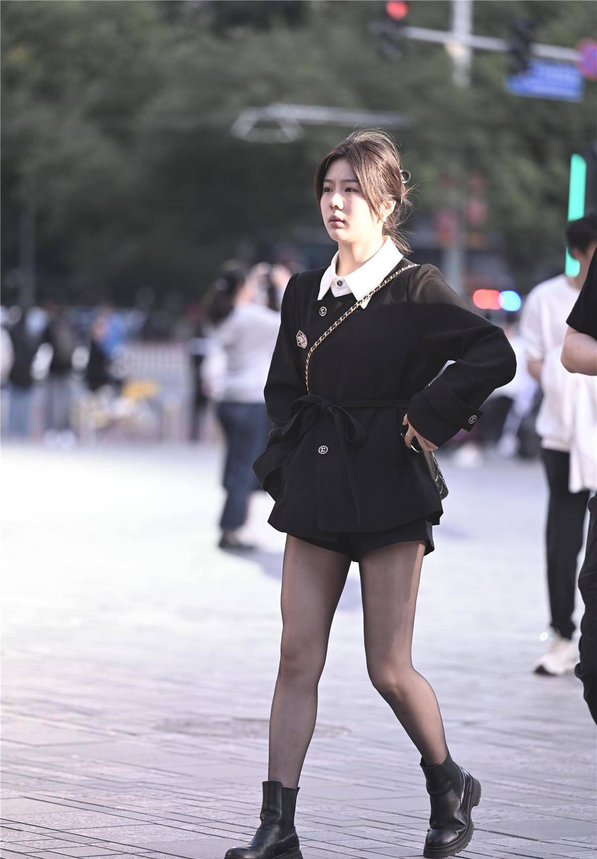 秋冬季节的黑色丝袜搭配,可以搭配平底鞋,也可以搭配高跟鞋_效果_风格