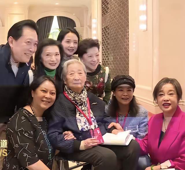 老艺术家齐聚:陈宝国c位,陶虹段奕宏同框,刘晓庆坐姿引热议-月光资讯