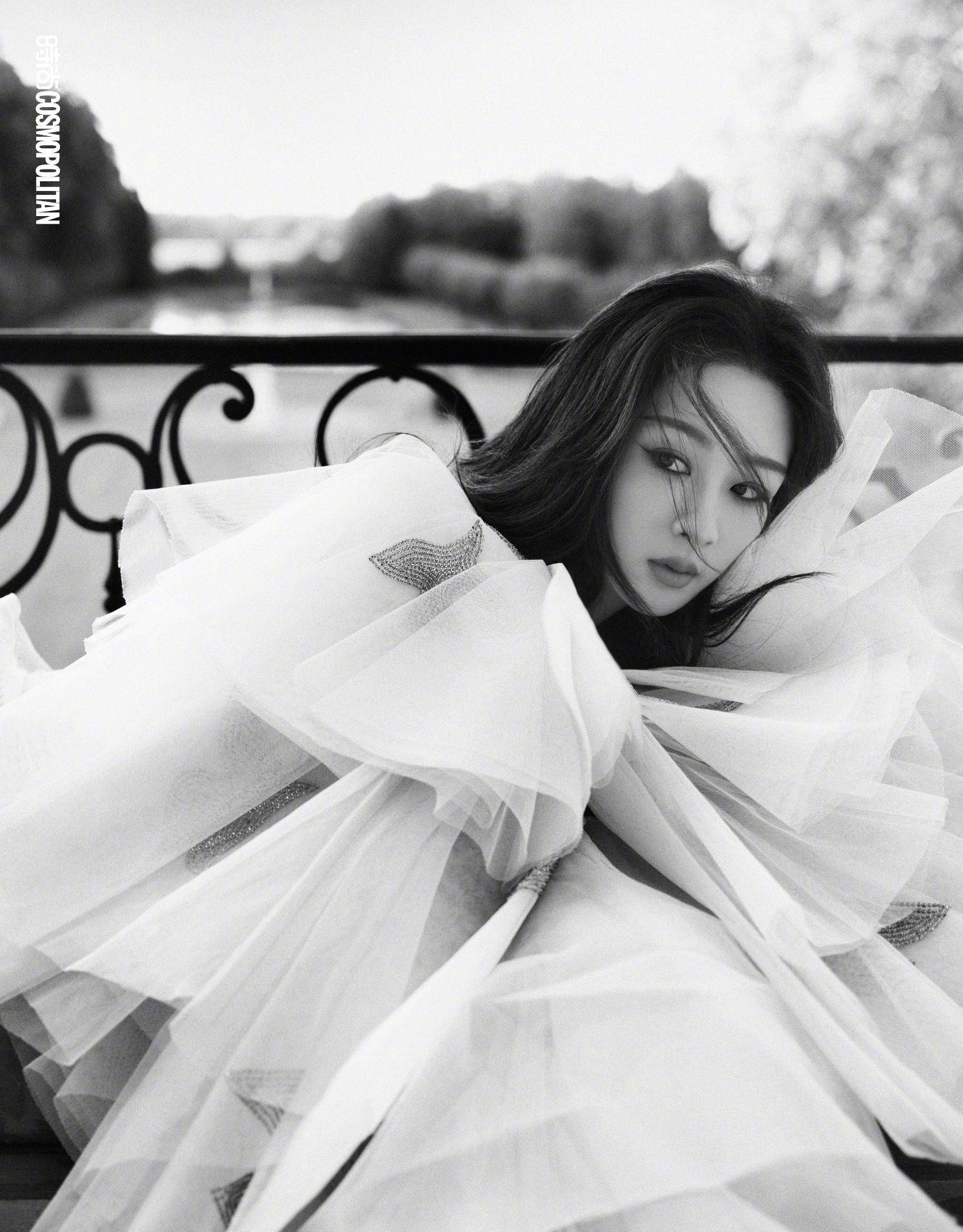 杨紫首次登上时尚cosmo封面,像希腊女神一样穿着抹胸秀出香肩香背