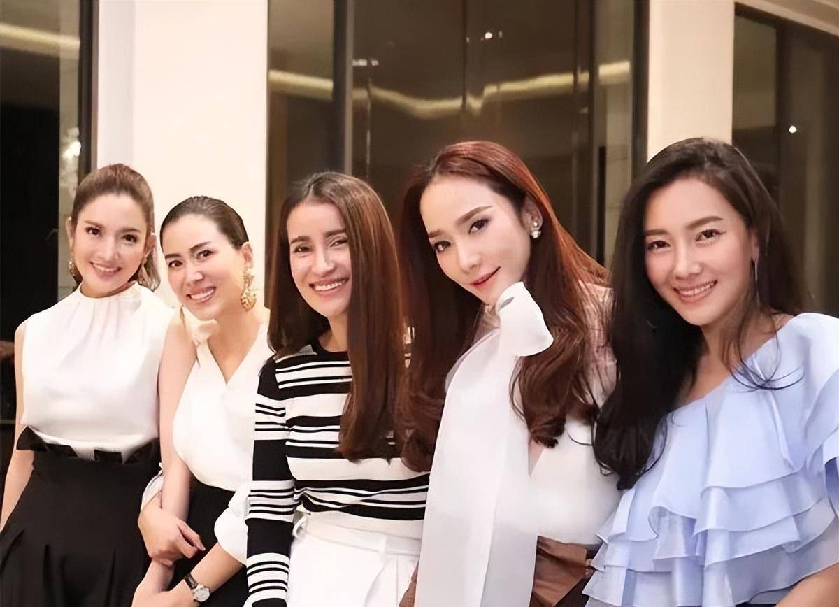 32岁退圈嫁渣男富少,42岁复出仍是神颜_aff_姐姐_工作