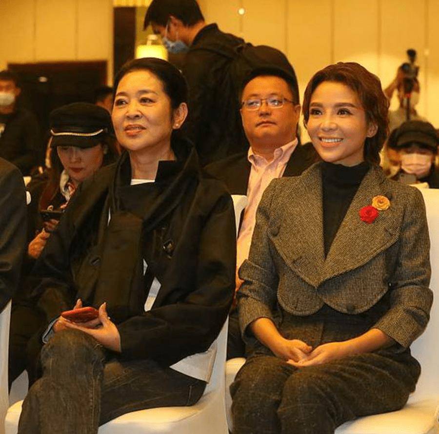 倪萍和朱迅现身青岛李村大集,赶大集喝羊汤,与市民亲切互动 !