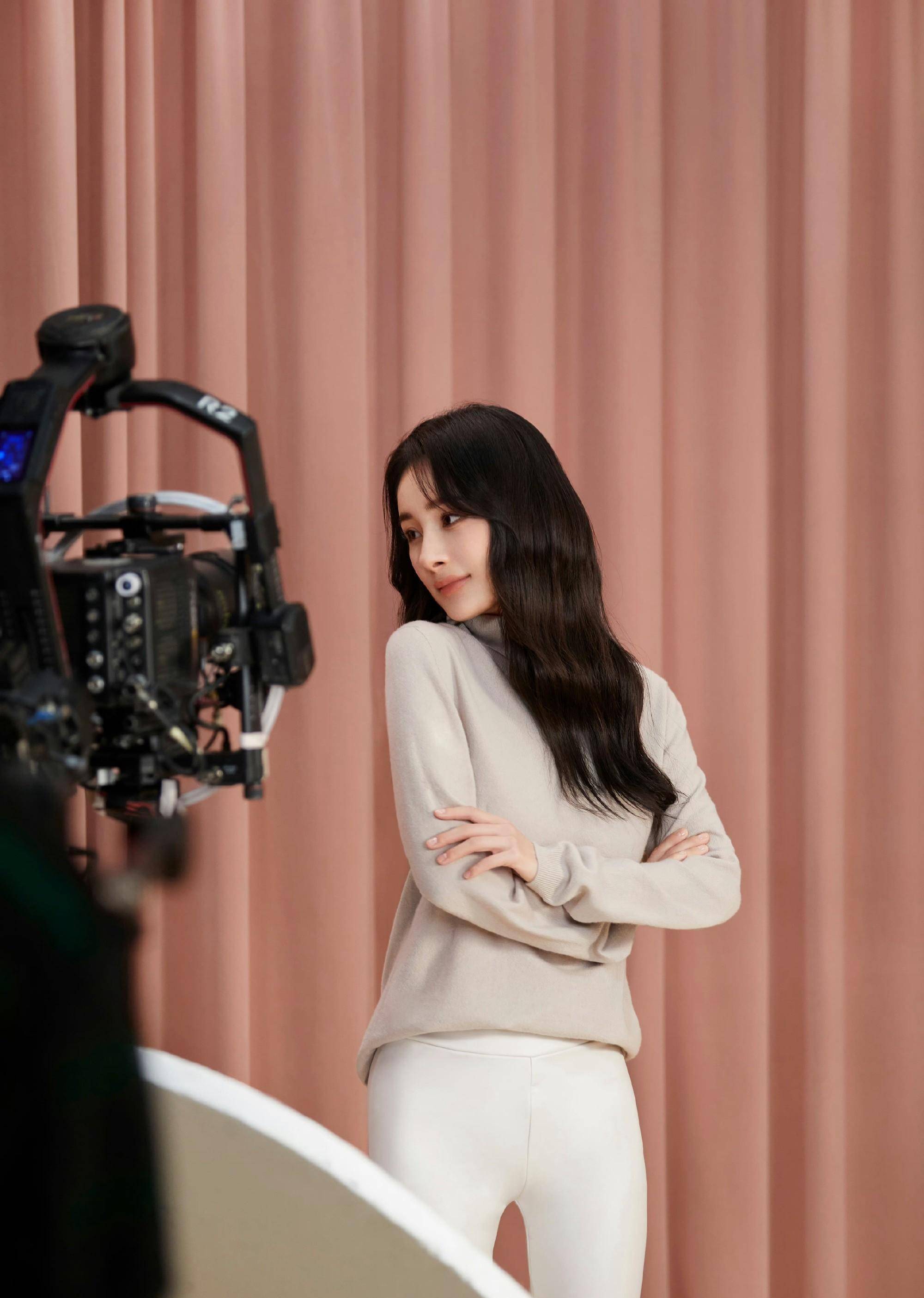 杨幂登顶丝袜女神!看她穿上腿凹丝袜的效果,简直太好看了!