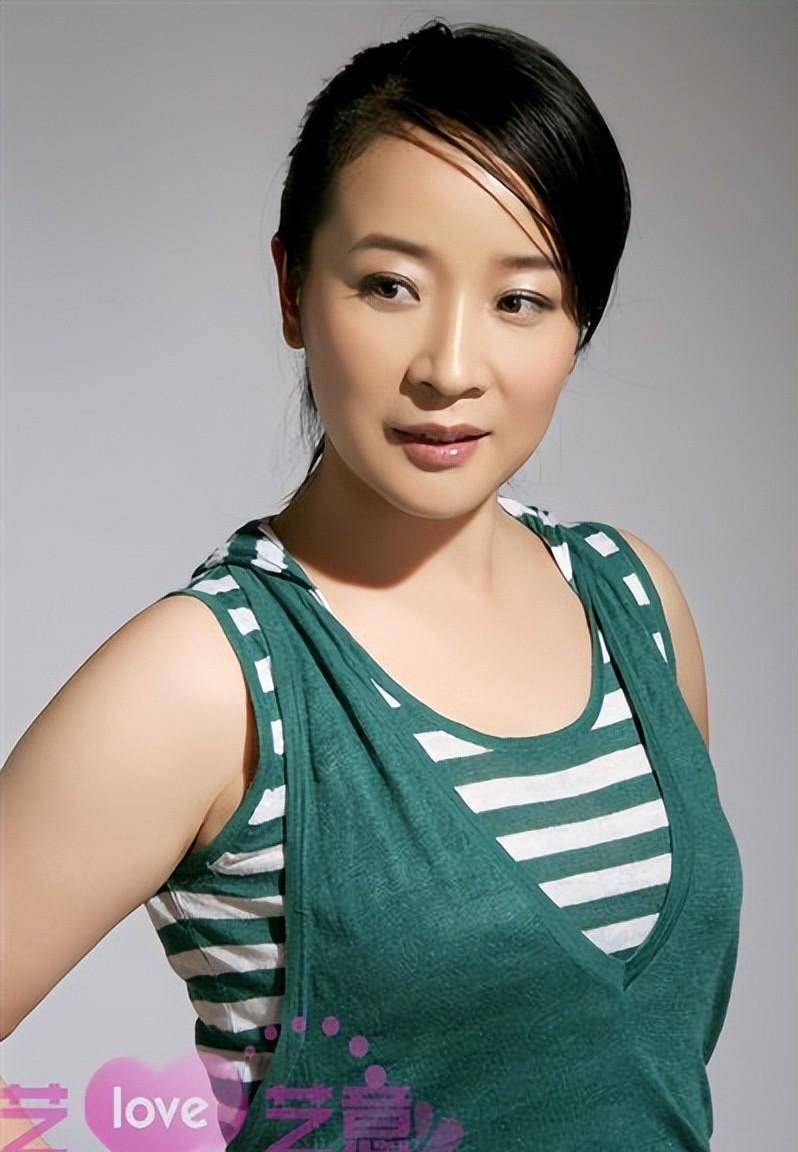 陈小艺不愧是"不老女神",圆润的身材,长长的吊裙,还是可爱_明星_娱乐