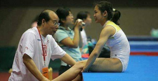 各个国家的运动员混在一起热身,桑兰准备练习自己最擅长的跳马运动的