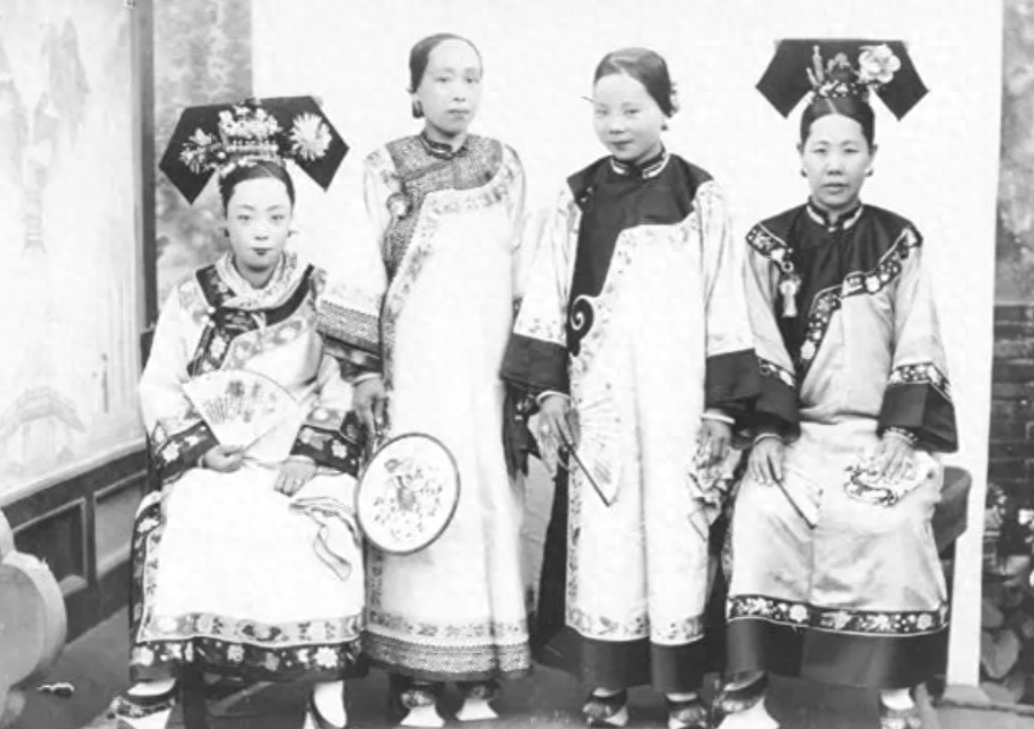 “照片”清朝的妃子都是千挑万选出来的，为何留下来的照片，个个都很丑？