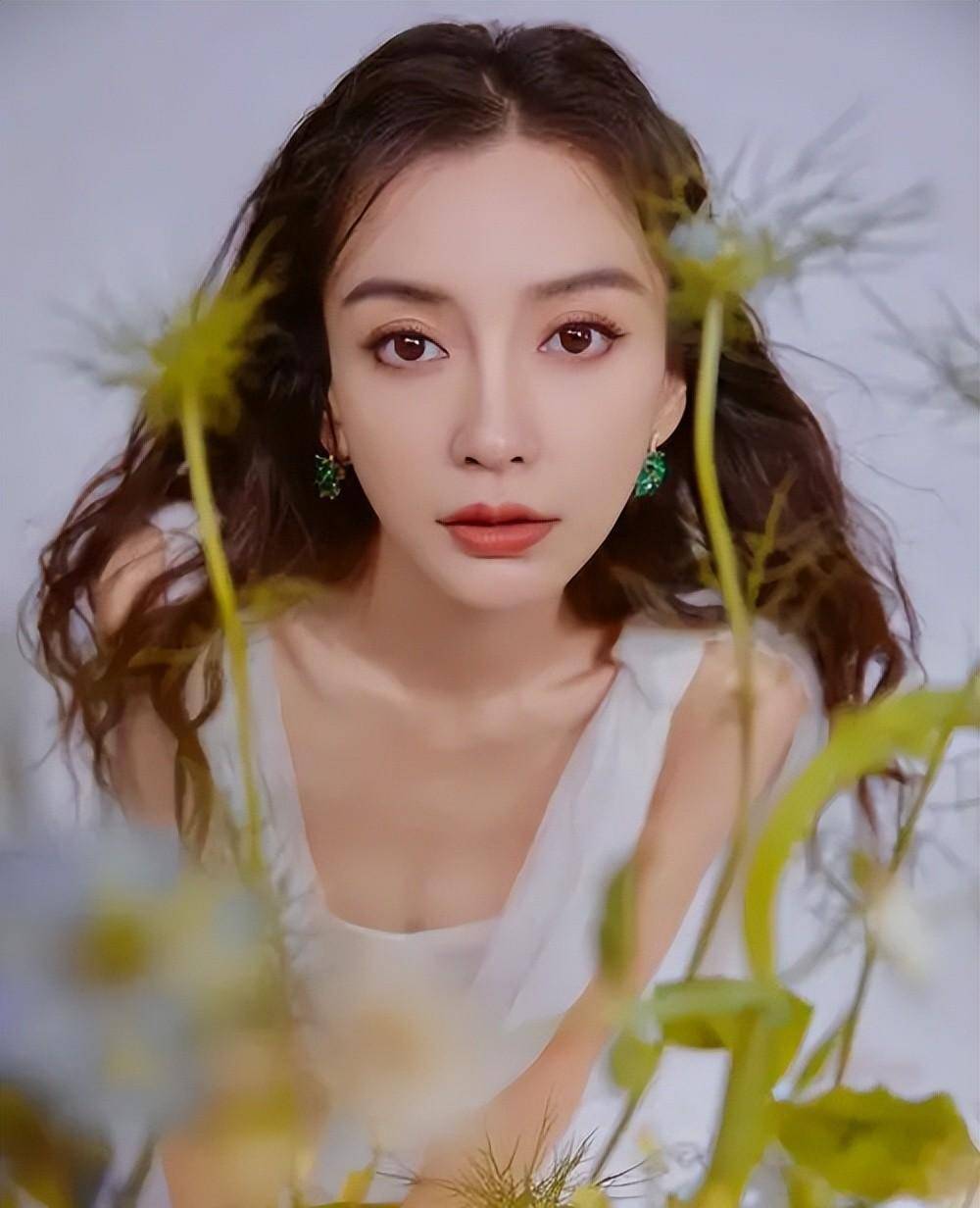 angelababy被禁言后首露面,深夜抱儿子看急诊,干瘪憔悴显落魄_杨颖