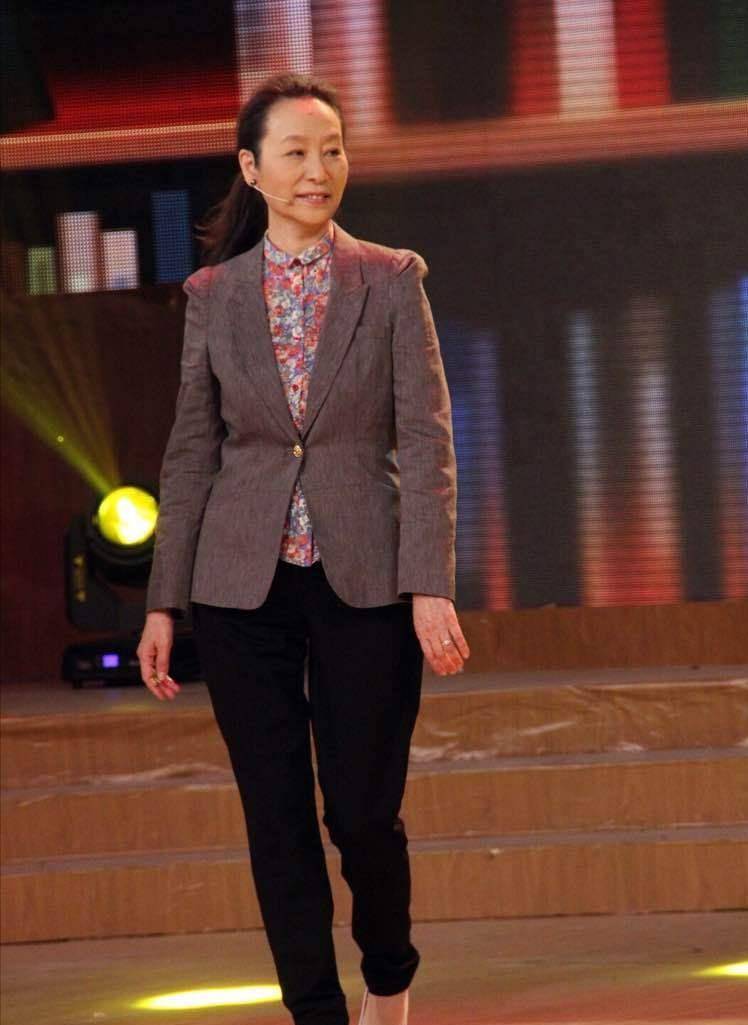 奚美娟戴眼镜真有书卷气,穿开衫搭连衣裙洋气时髦,比何赛飞还美