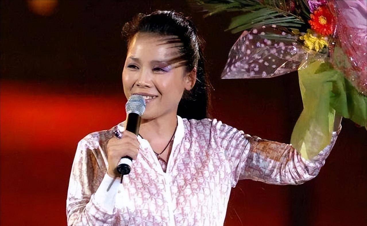 "风雨玫瑰,铿锵玫瑰,再多忧伤再多痛苦自己去背.