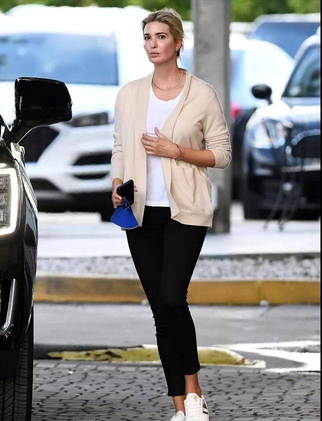 伊万卡私下穿得好普通,开衫外套配黑色长裤,丝毫看不出是贵族_时尚