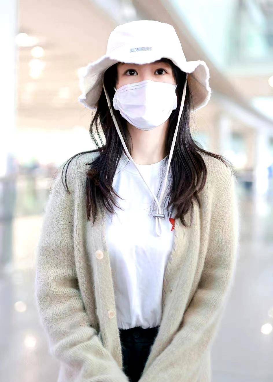 杨紫现身机场,穿浅绿色针织开衫戴渔夫帽,清新又减龄!_时尚_显得_休闲