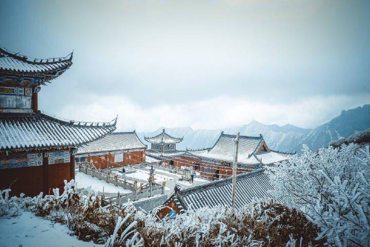 白頭波上白頭翁,家逐船移江浦風.