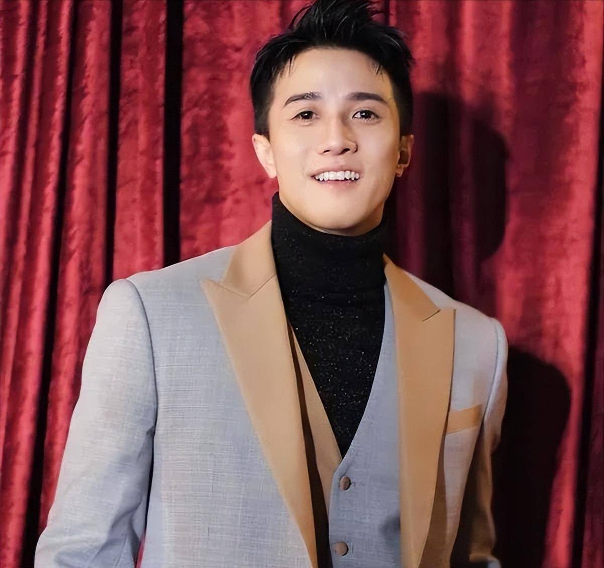 也有网友指看好有网友说:很好看吴伟豪,演技是有进步的,上位指日可待.