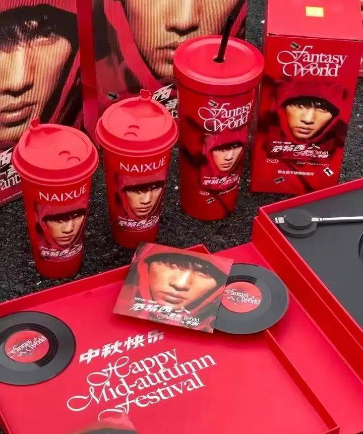 联名款不锈钢吸管杯等周边产品,标志性的「红帽周杰伦」专辑封面系列