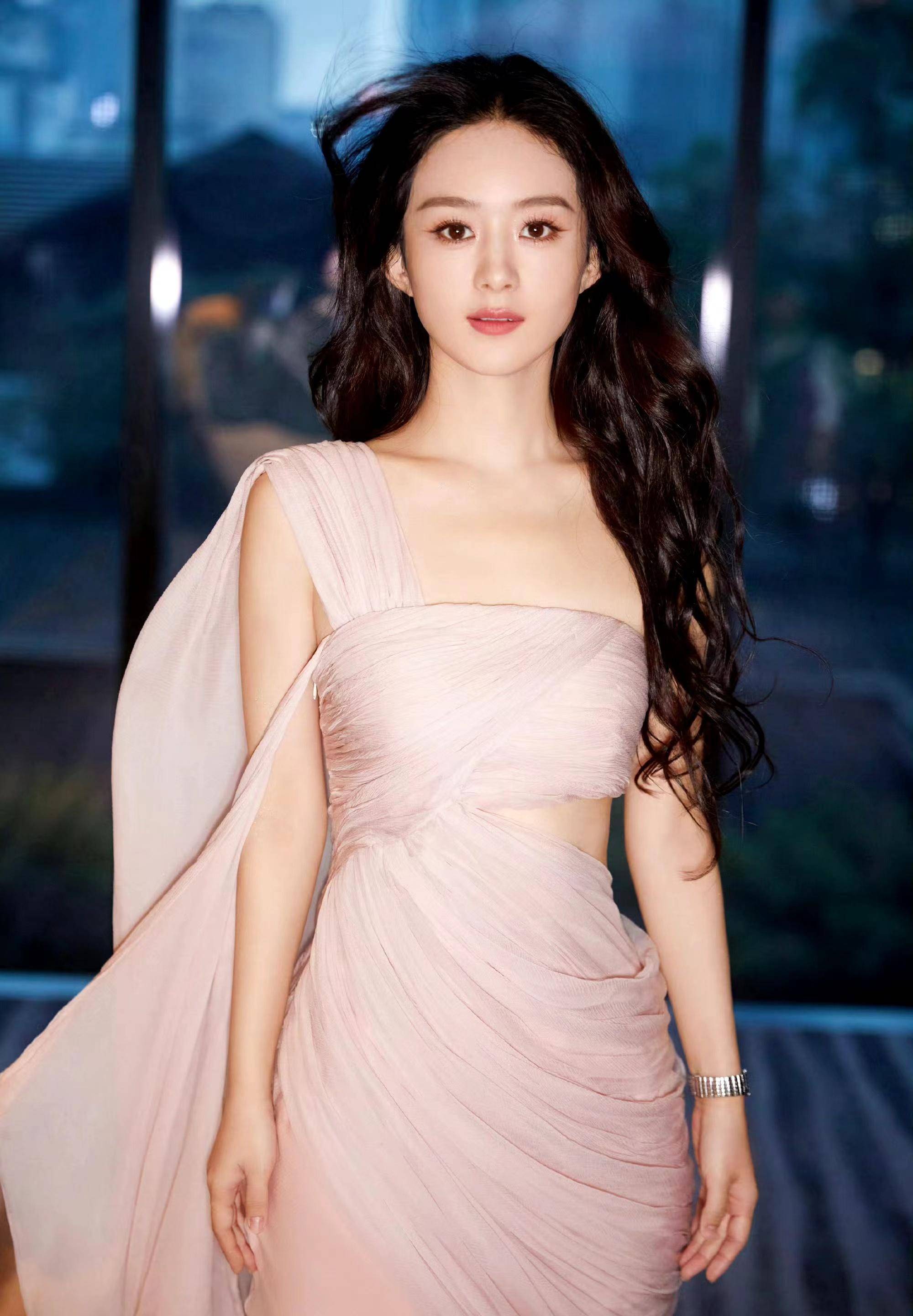 赵丽颖出席活动,身着粉色薄纱裙,大波浪卷发,看起来就像一位优雅女神!