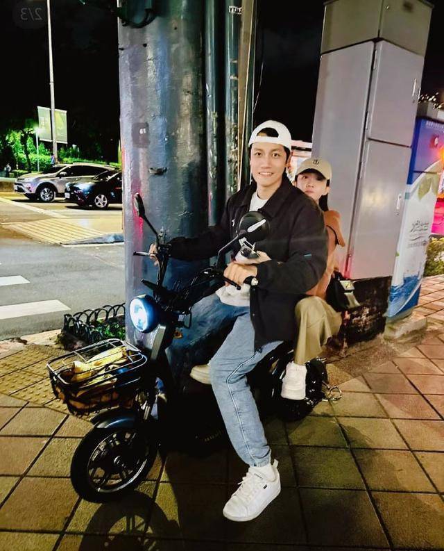 陈乔恩与老公骑电动车逛街,喊小9岁老公大叔,被老公宠成小女孩_alan
