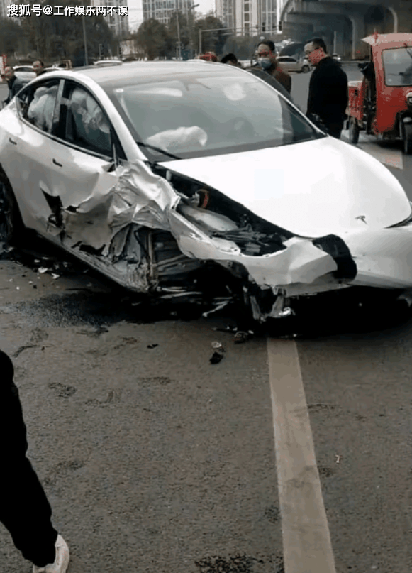 成都特斯拉车主惊魂记:刚上牌的车突然失控,连撞11车后奇迹生还_王