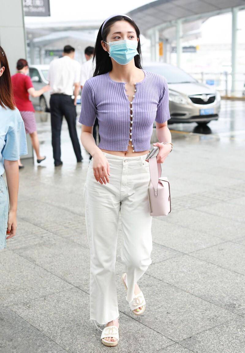 周洁琼真会玩,针织开衫也用"时尚"穿法,一排珍珠扣很亮眼