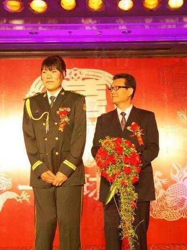 女篮名将郑海霞:坐拥大校军衔,嫁给1米9街道临时工,现状如何?