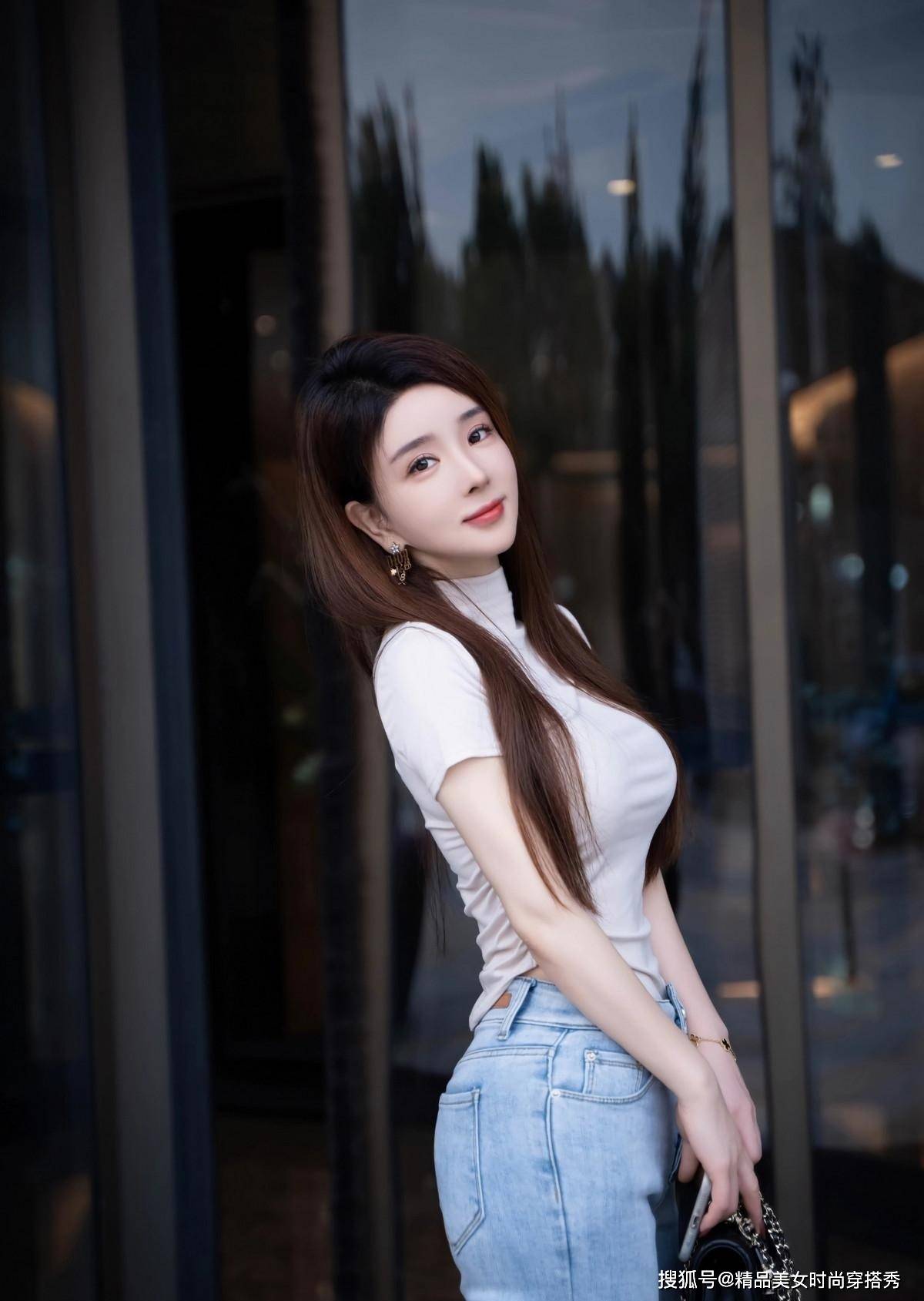 穿紧身t恤,小脚牛仔裤配尖头细跟高跟鞋的时尚美女_高领_气质