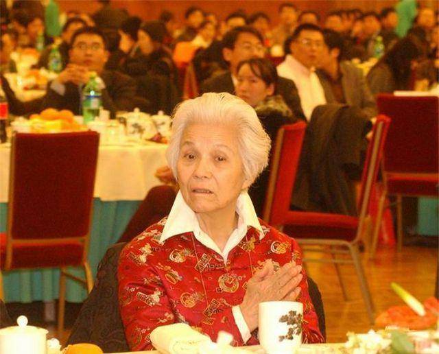 李特特作为红二代,李特特并没有因父母过上高人一等的生活,也没有依仗