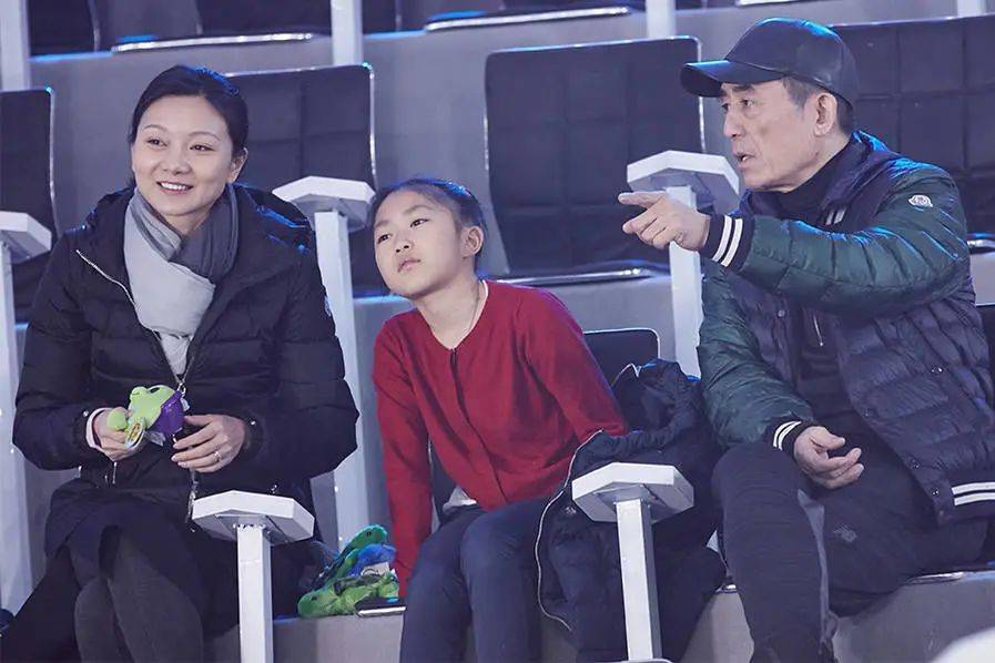 张艺谋儿子受邀参加舞会,母子同框现身像姐弟,41岁陈婷颜值气质不输