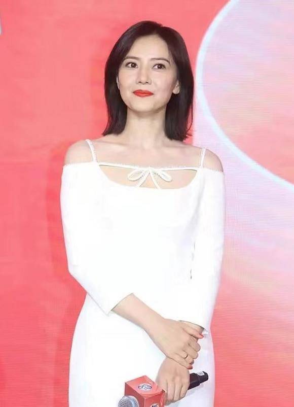 41岁高圆圆近况复出,中年发福穿不下s码,1米65却暴露小短腿_造型_裙子