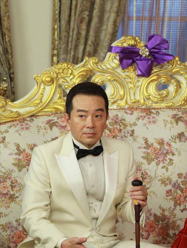 隐婚30年零绯闻,长期吃剩饭菜,一件衣服穿35年,却因直播被骂哭_张晨光