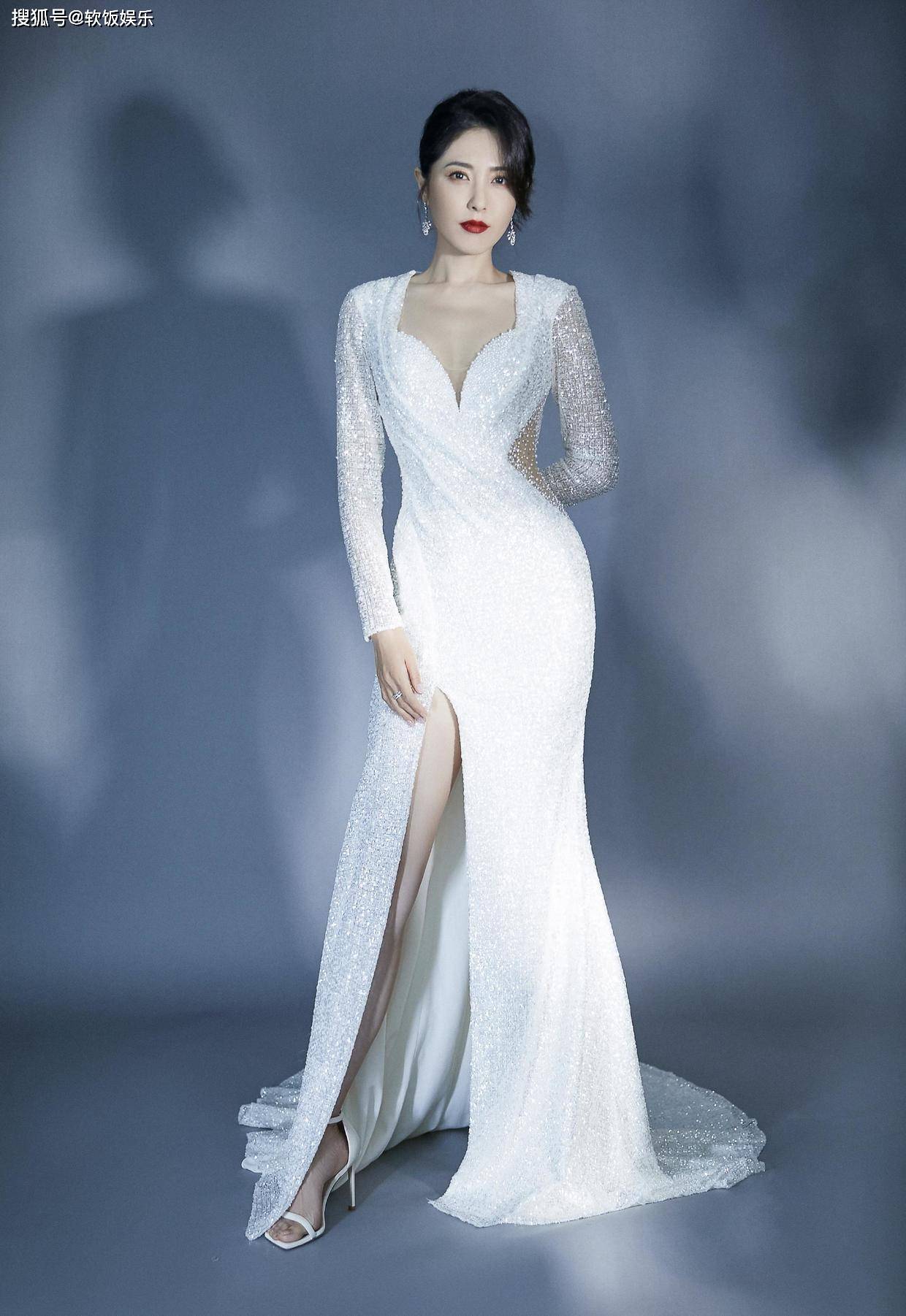 47岁曾黎晒婚纱照举办婚礼!