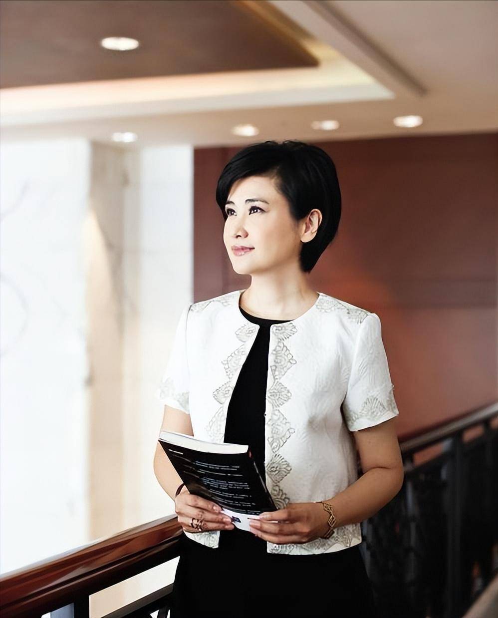 著名主持人魏笑:新婚24小时离世,丈夫至今未娶,父亲仍在怀念她_祁骥