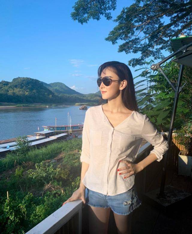 豪门阔太胡静好朴素,米色开衫搭牛仔裤优雅知性,看不出一点壕气_时尚