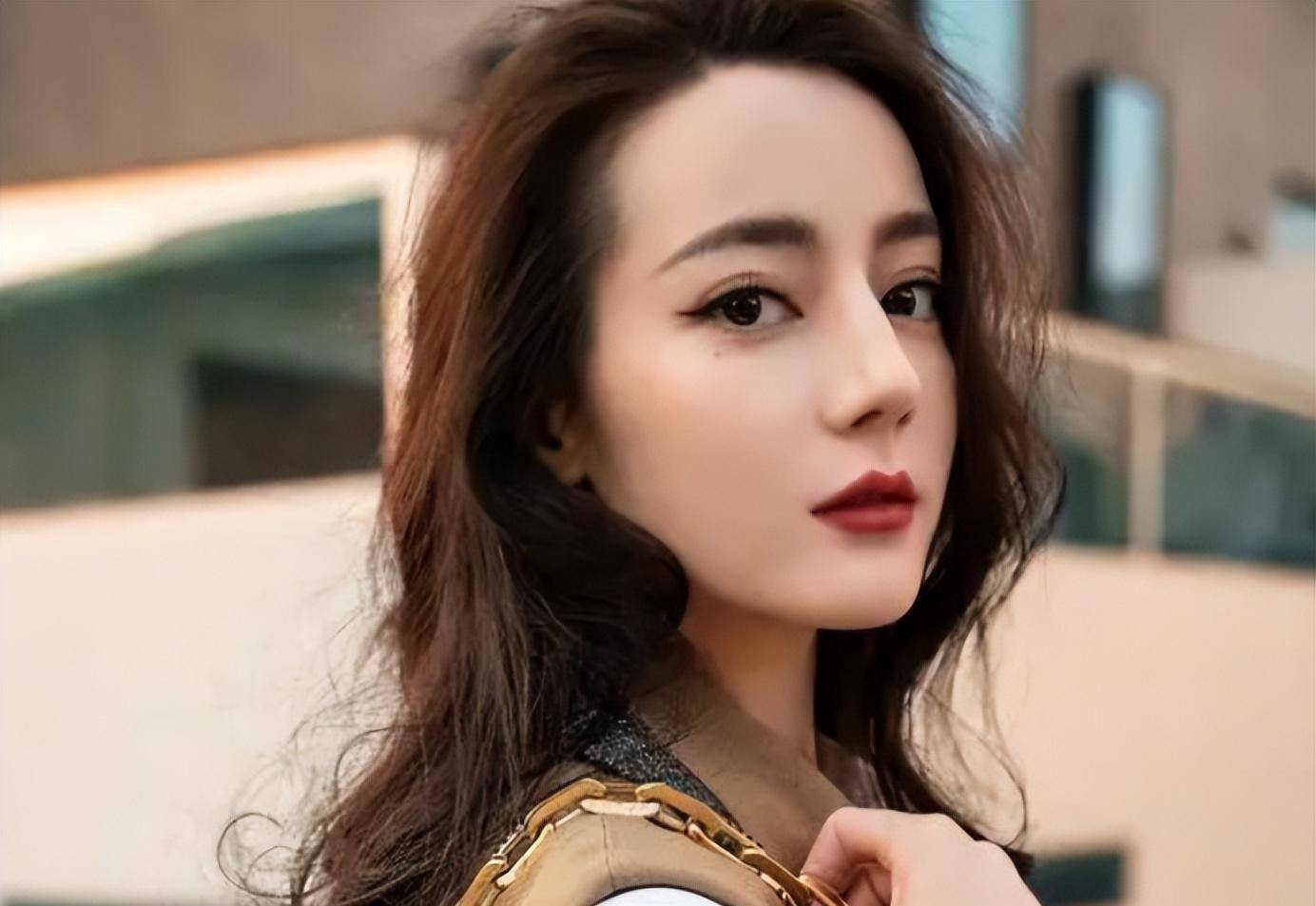 被大众熟知和喜爱的女演员迪丽热巴,就有"角痣".