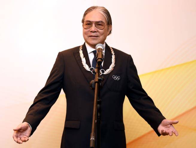 77岁霍震霆获大紫荆勋章,郭晶晶精心打扮气场强,三子到场祝贺_香港