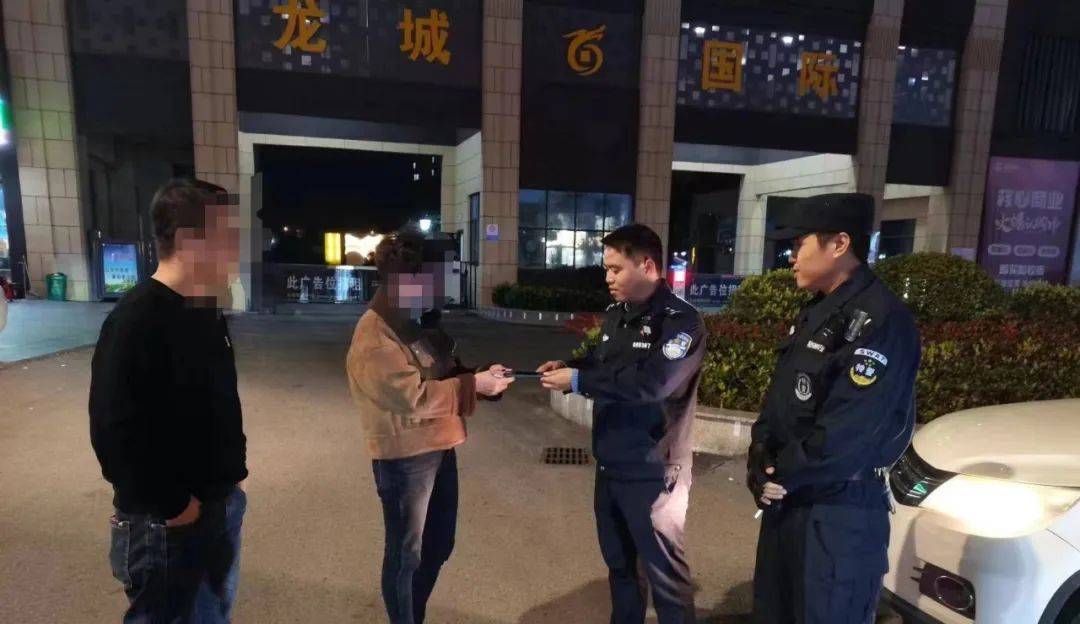 Shangliang Lianyang un homme a entendu la victime appeler la police après avoir volé，Faire ça.
