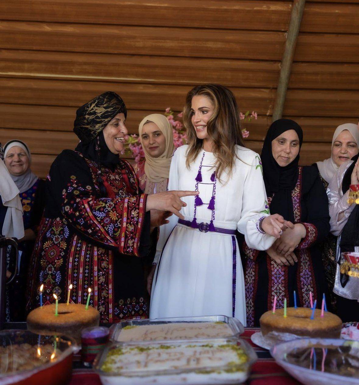 约旦王后拉尼娅53岁生日,穿牛仔裤青春无敌,和媳妇拍合照关系好_拉杰