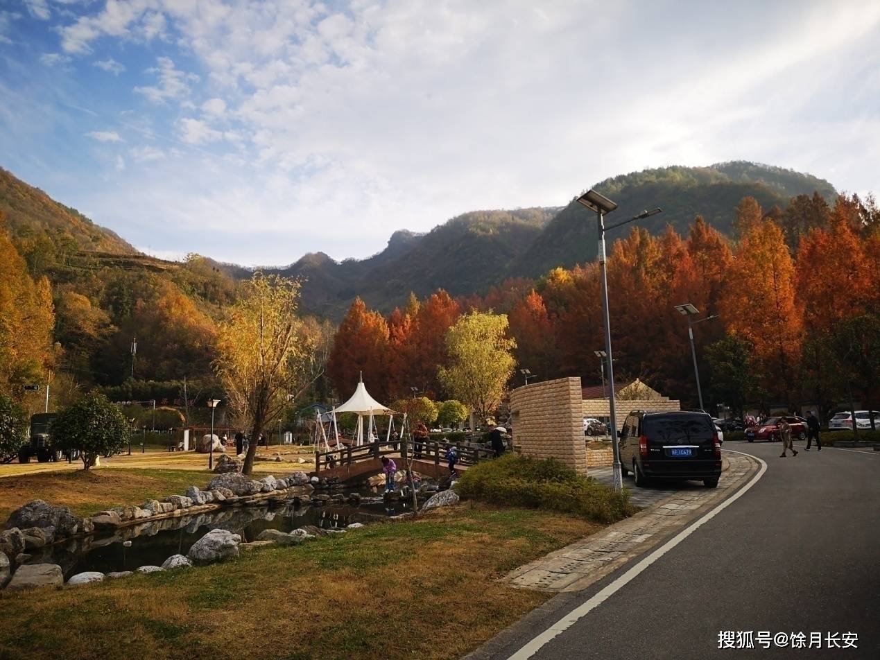 陕西省西乡县堰口镇穿心店村红石梁秋色如画色彩斑斓引人入胜_景区