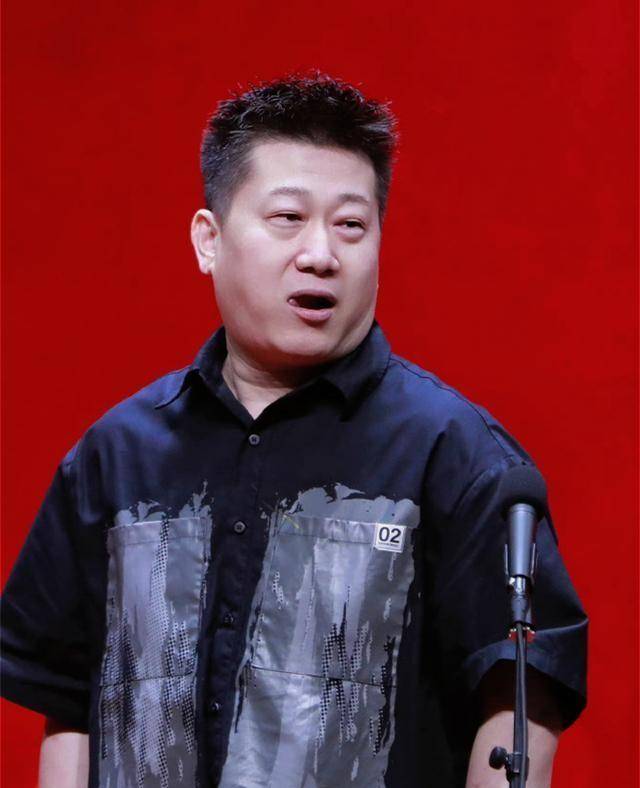 德云社张鹤伦武汉演出,现场模仿伍佰,伦哥这次挣钱轻松了许多_观众