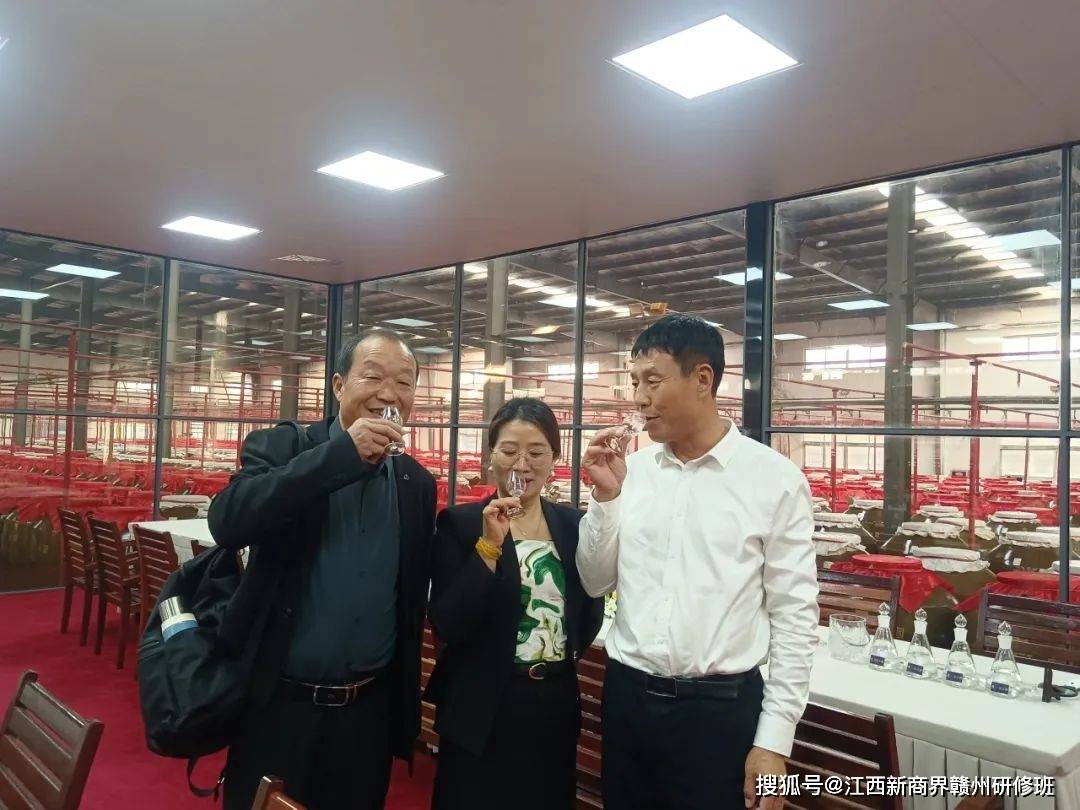 走进赣州虔酒酒业有限公司上午十一时许,谢朗明荣誉会长便在龙南