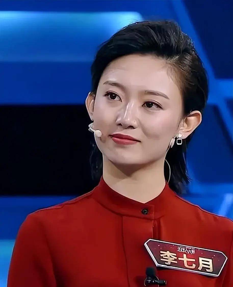 舒东帅气潇洒,而他的妻子李七月甜美端庄,也很受观众喜爱.